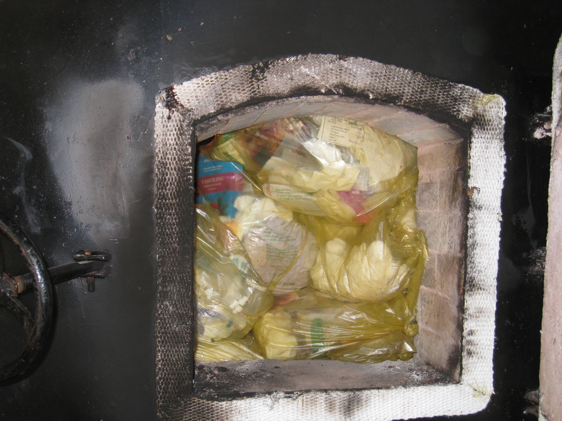 Xử lí rác thải y tế bằng lò đốt rác